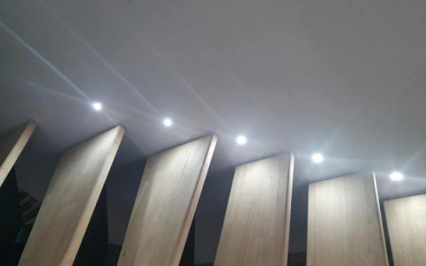 Rampe lumineuse LED installée au plafond